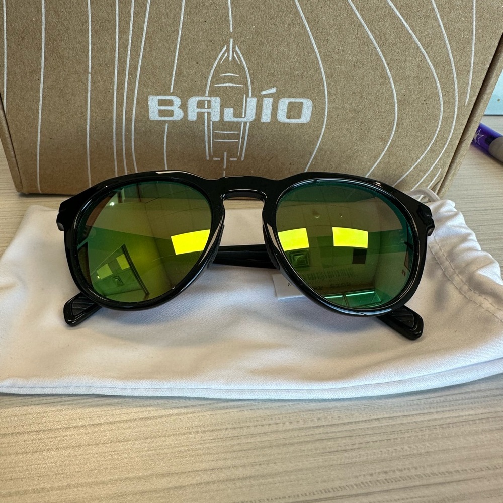 Bajío Paraiso Black Sunglasses with Polarized Green Mirror Lenses Fishing